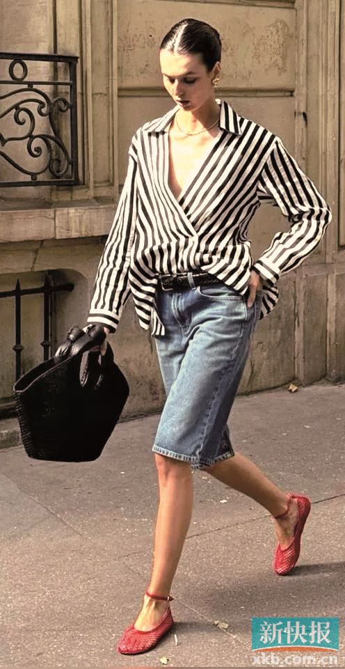 去年夏季很火的网面凉鞋今夏依旧风靡,但更多色彩选择。