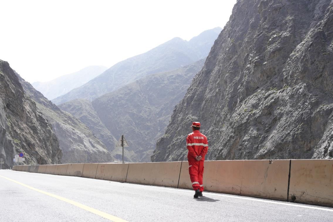 林东升在老虎口附近检查路况 央视网记者 隋佳桐 摄