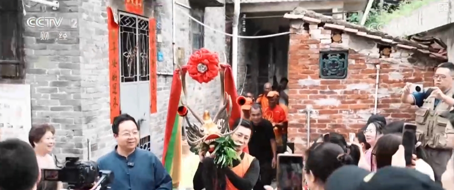古老习俗“活”起来、“避暑+探险”“火”起来 暑期文旅热力全开(图1)