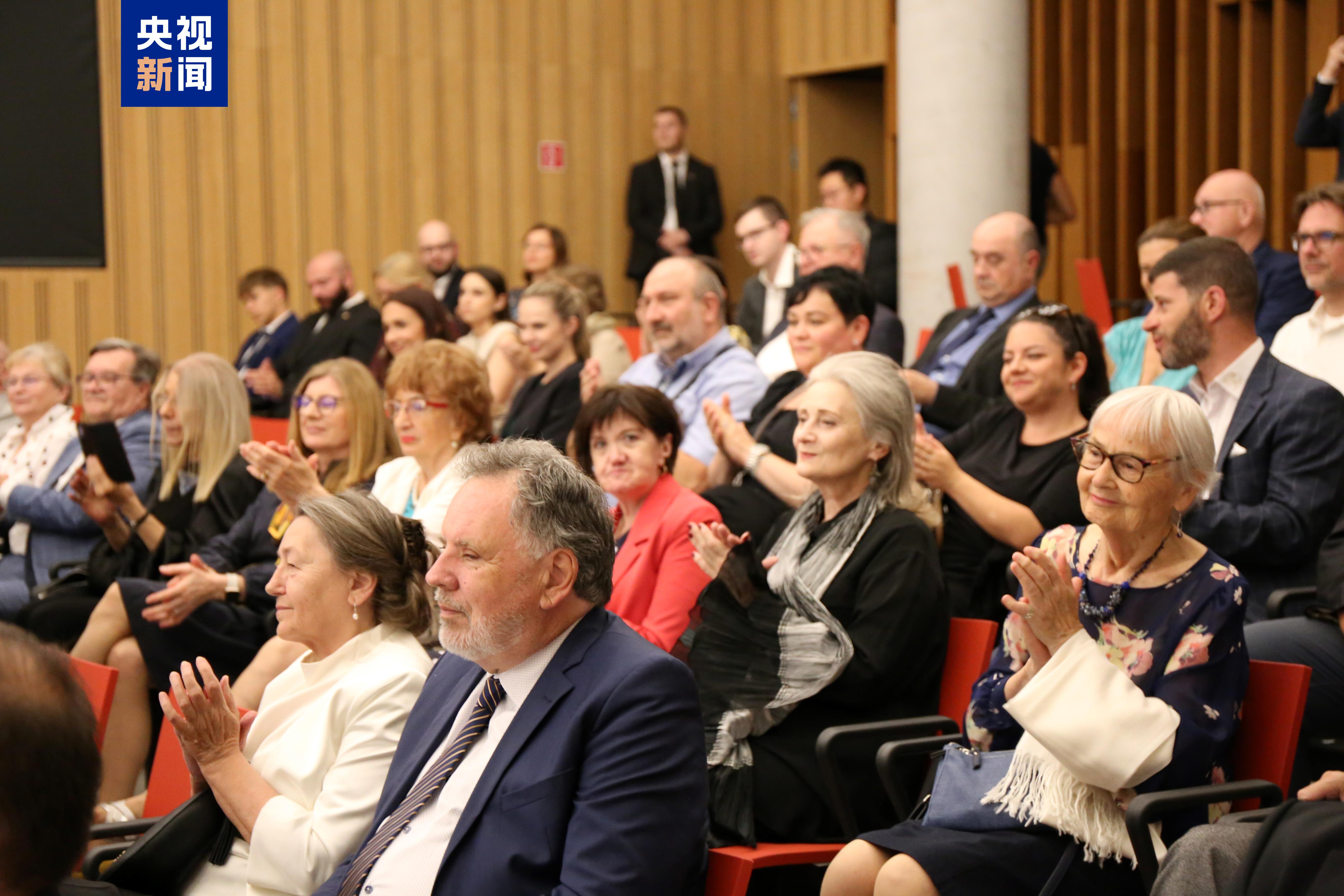 現場嘉賓共同觀看紀錄片《鄔達克》（斯洛伐克語版）