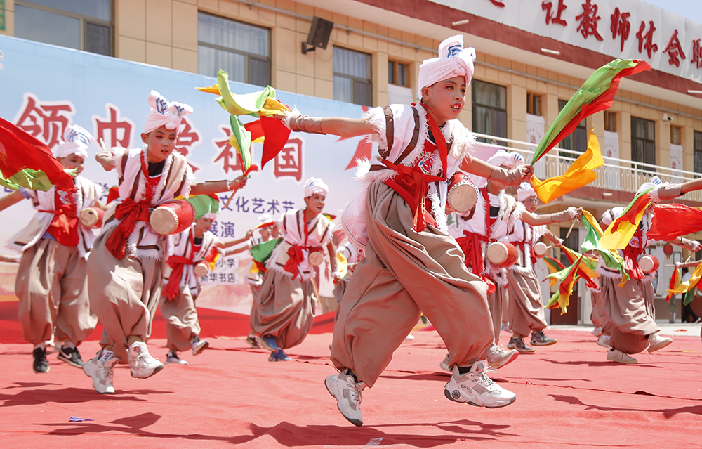小学生表演 王学凯摄