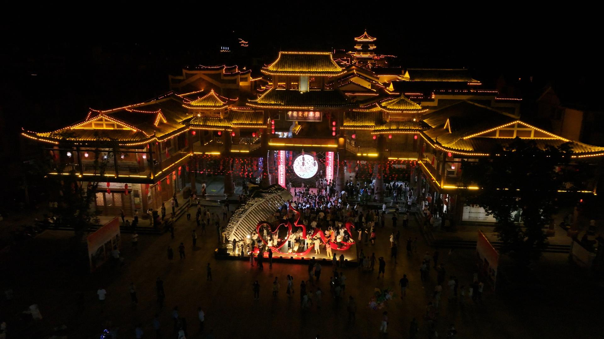 铜梳广场游人如织(黄春华/摄)