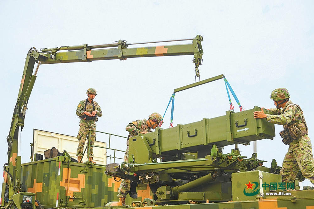 官兵吊装导弹。
