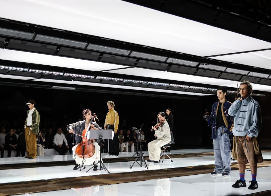 图为欧阳娜娜作为表演嘉宾在现场演奏大提琴,为大秀注入创新古典元素