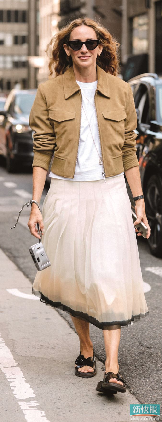 工装外套是利落的“硬”,裙装质感轻盈是柔和的“软”,两者相搭恰好营造强大又温柔的独特气质。