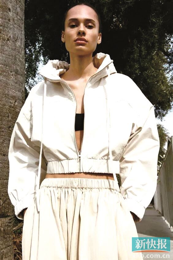 大多数短款运动外套都新增微廓形和利落直线条两种方向,微廓形包容腰腹线条,直线条更显利落。