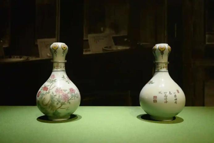清乾隆 珐琅彩花卉纹蒜头瓶(一对)