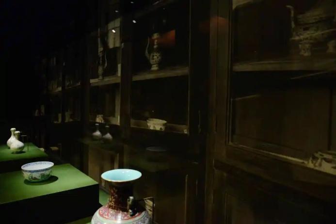 清乾隆 珐琅彩花卉纹蒜头瓶(一对)