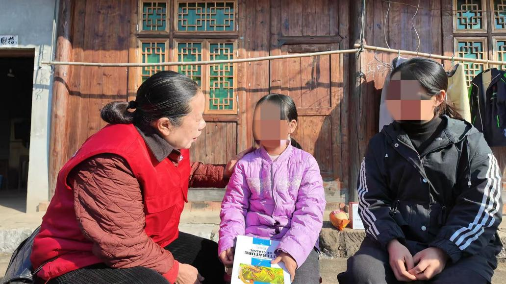 志愿者耐心询问储榛同学生活情况(孙文月/摄)