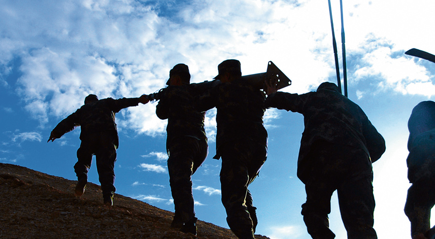 火箭軍某旅官兵正在巡線。李宇鵬 攝