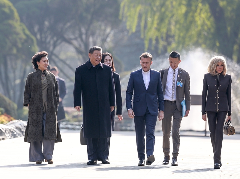 12月5日，國家主席習(xí)近平在四川省成都市都江堰同法國總統(tǒng)馬克龍進(jìn)行友好交流。這是兩國元首夫婦沿堰功道邊走邊談。