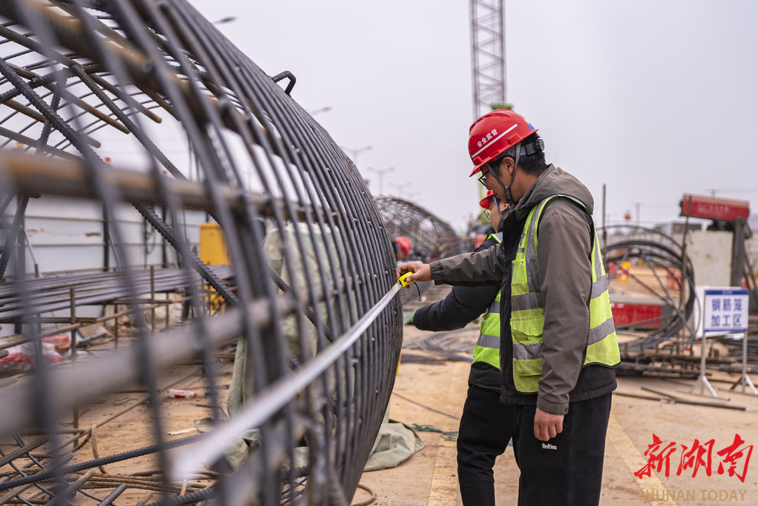 (12月4日,G354黃興大道至機場中軸大道段(湘府東路東延)項目,施工人員正在進行成品質量檢查驗收。)