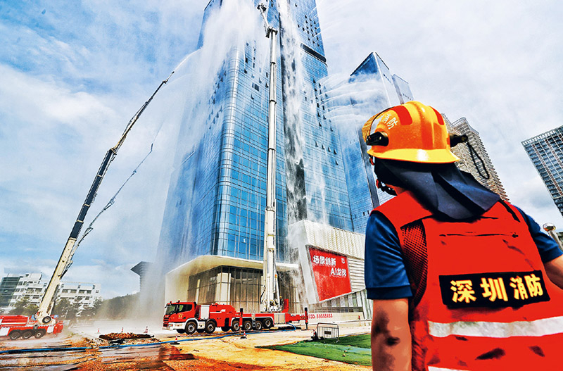 2025年6月24日，&ldquo;應(yīng)急使命&middot;2025&rdquo;城市高層建筑火災(zāi)撲救演習(xí)在廣東省深圳市舉行。演習(xí)模擬超高層建筑發(fā)生火災(zāi)、部分人員被困等場景，重點(diǎn)演練火場態(tài)勢快速感知與信息獲取、疏散與搜救被困人員、破拆排煙與外部控火、內(nèi)攻登高與供水滅火、現(xiàn)代化作戰(zhàn)支持保障等5個(gè)科目。圖為演習(xí)現(xiàn)場。