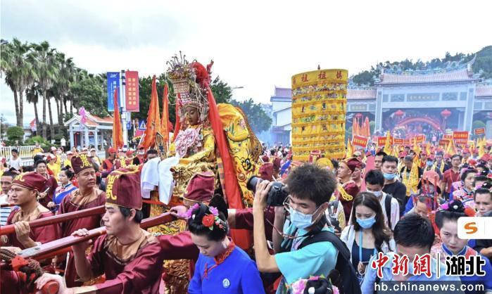 图为湄洲妈祖金身巡安布福。