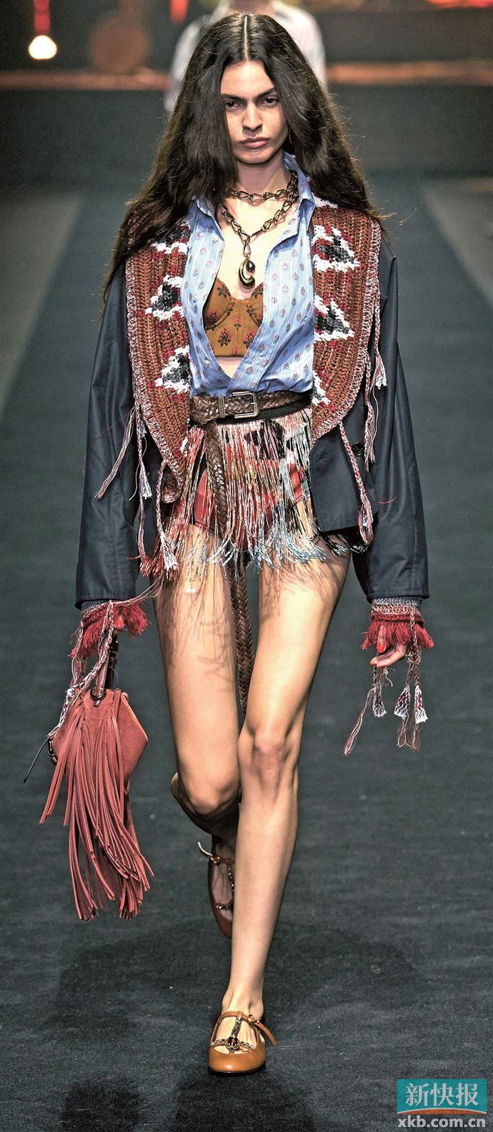 不同手工艺间的层叠形成层次呼应,让整体造型穿搭的花纹成为浪漫的具象表达