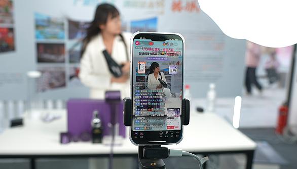 揭阳本土品牌电吹风亮相直播间。