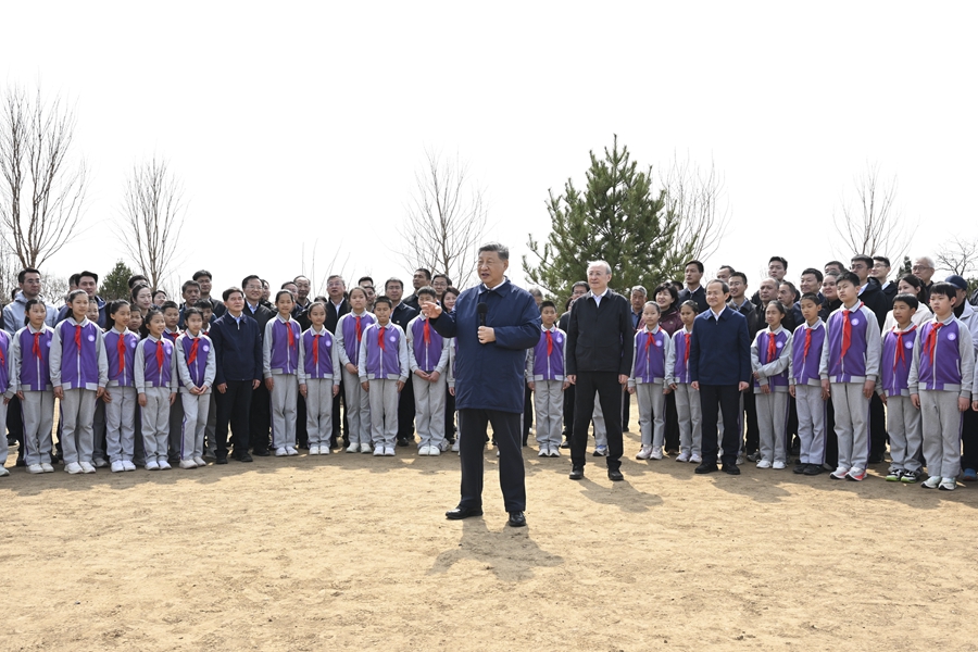 3月30日,党和国家领导人习近平、李强、赵乐际、王沪宁、蔡奇、丁薛祥、李希等来到北京市昌平区百善镇参加首都义务植树活动。这是习近平同在场的干部群众、少先队员亲切交谈。