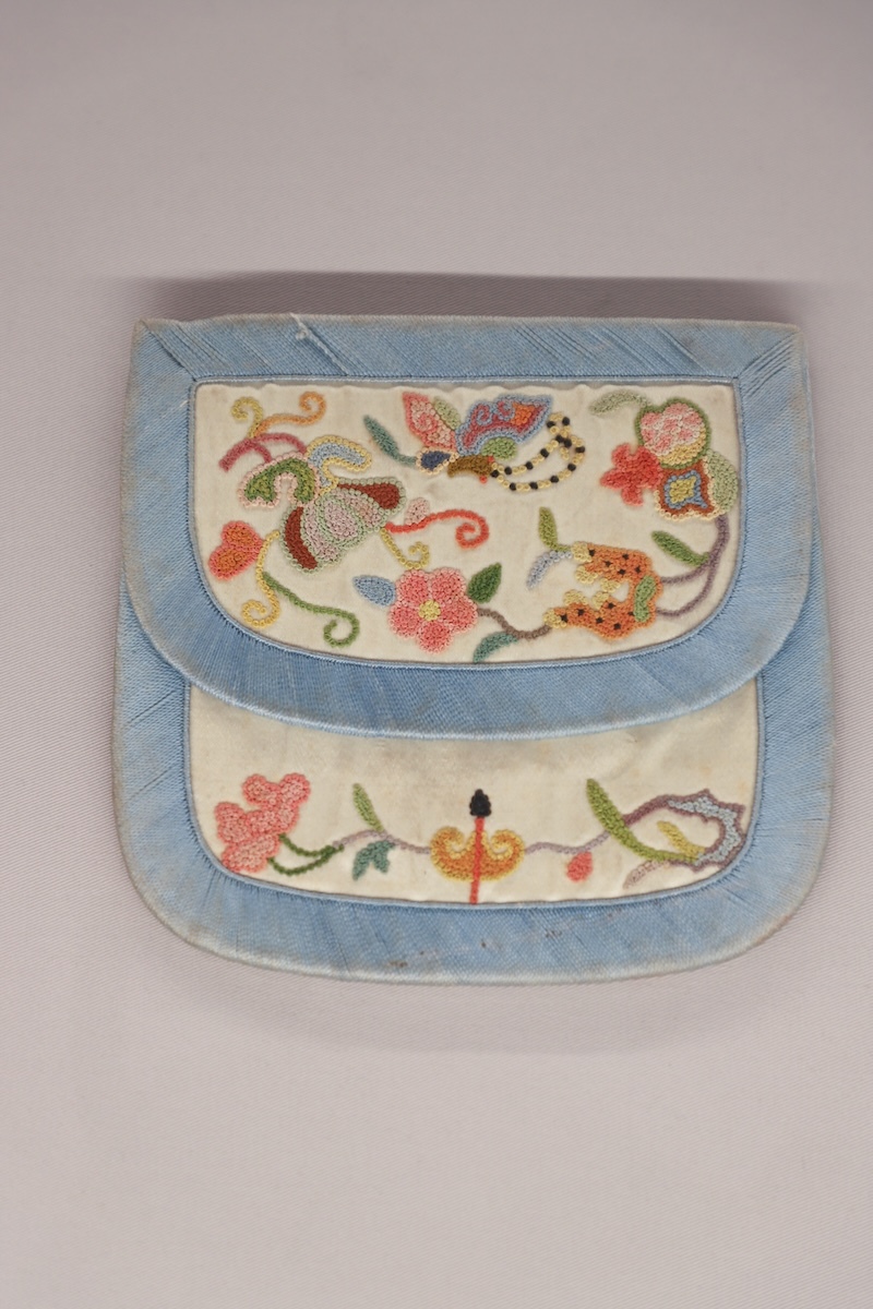 白缎三蓝(红绿黄)打籽绣“五福临门、福寿三多”花蝶纹双面钱荷包,时代:清晚期,地域、流派:北京