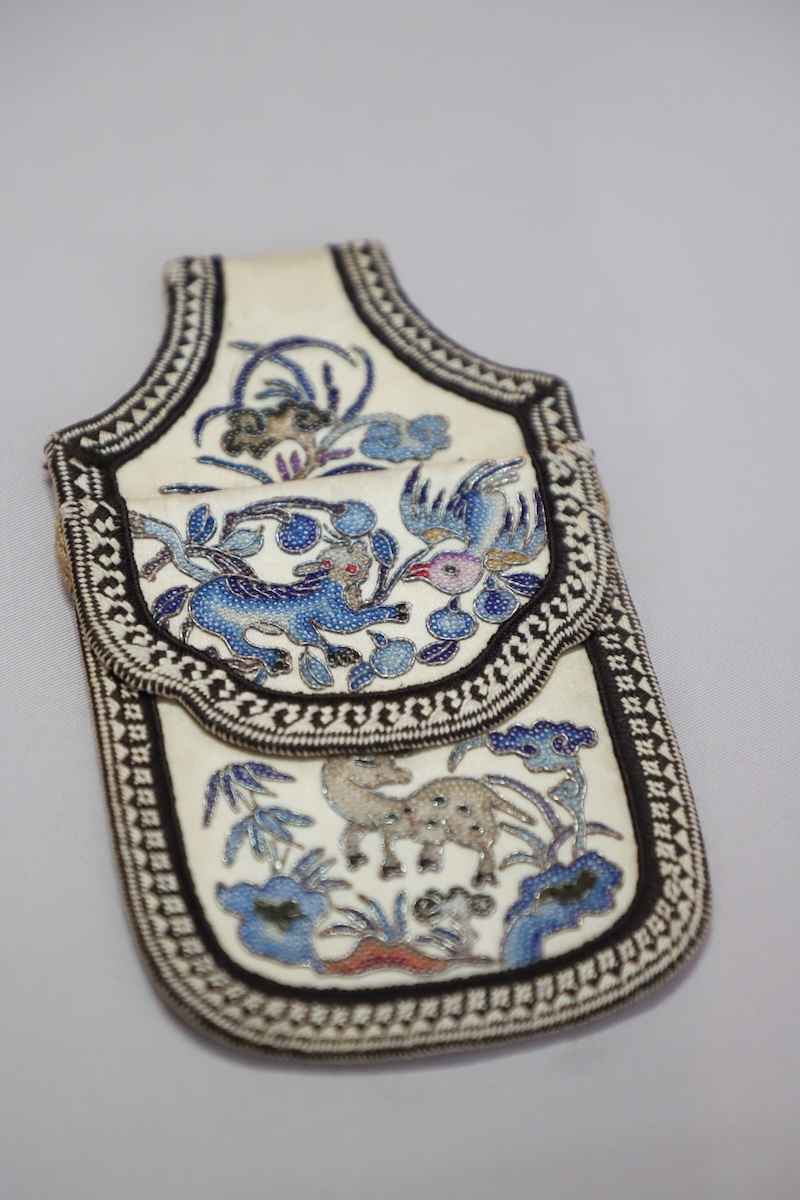 白缎地三蓝打籽绣盘银瑞兽珍禽纹单面钱荷包,时代:清中晚期,地域、流派:浙江