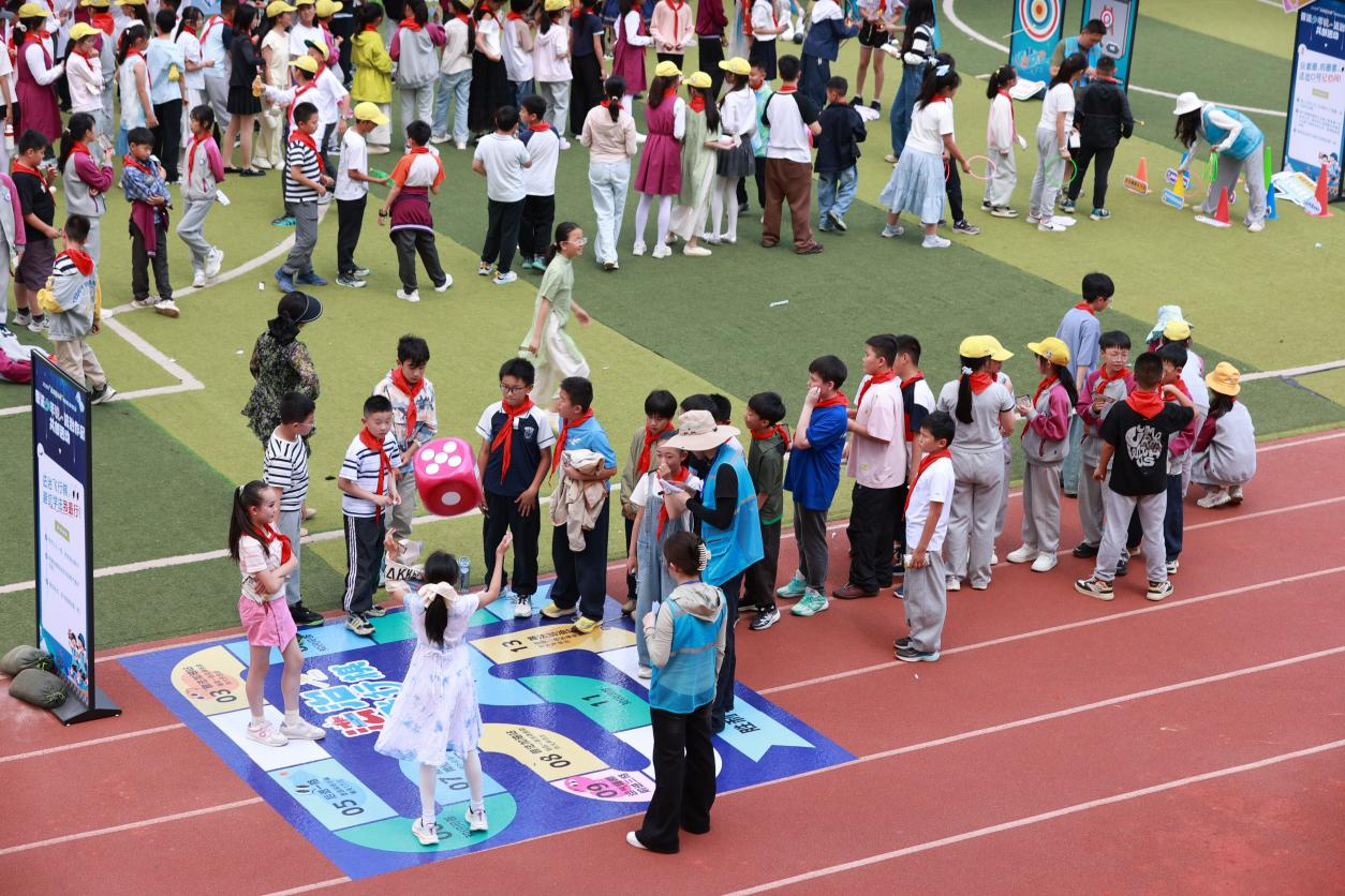 丰富多样的普法小游戏,让学生们在玩中学、学中记、记中用 孟祝斌/摄