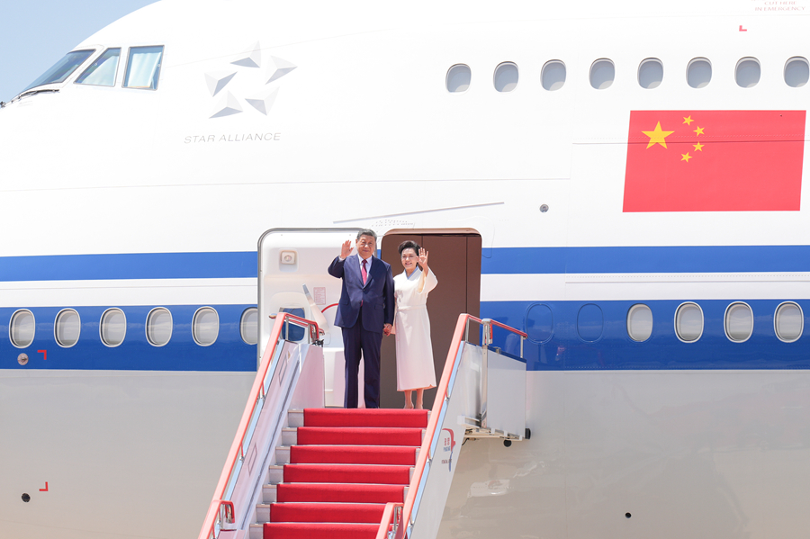 &emsp;&emsp;6月8日中午，中共中央總書記、國家主席習近平乘專機抵達平壤，開始對朝鮮進行國事訪問。這是習近平和夫人彭麗媛步出艙門。