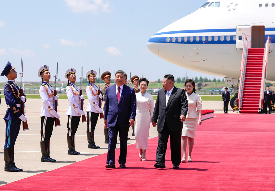 &emsp;&emsp;6月8日中午，中共中央總書記、國家主席習近平乘專機抵達平壤，開始對朝鮮進行國事訪問。朝鮮勞動黨總書記、國務委員長金正恩和夫人李雪主到機場迎接習近平和夫人彭麗媛。