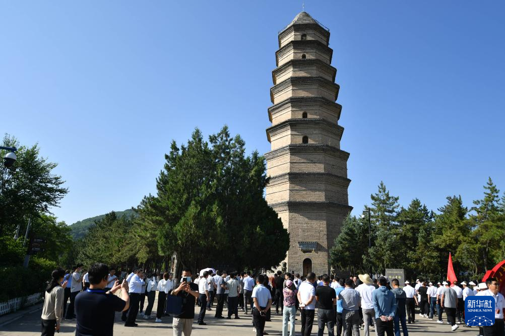2023年6月30日,人们在延安宝塔山参观。