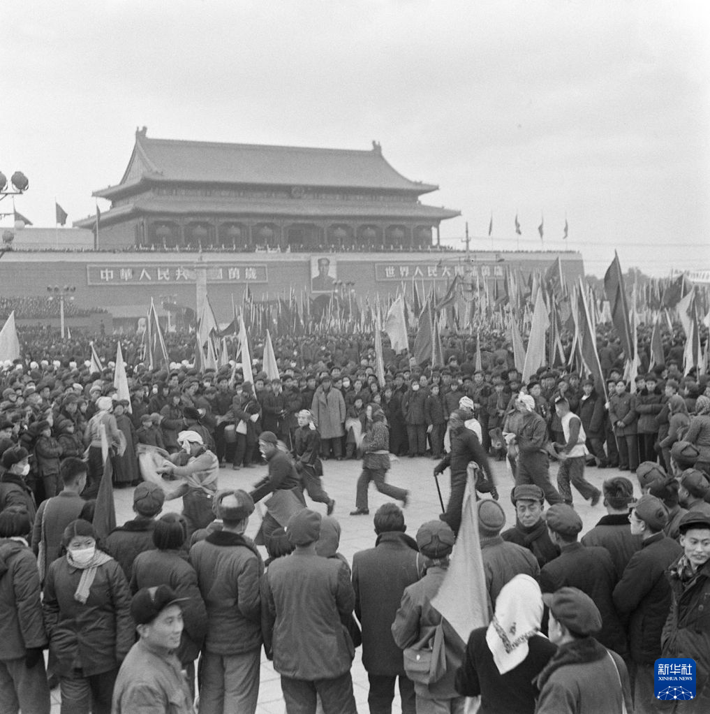 1956年1月15日,北京各界20多万人在天安门广场举行庆祝社会主义改造胜利联欢大会。