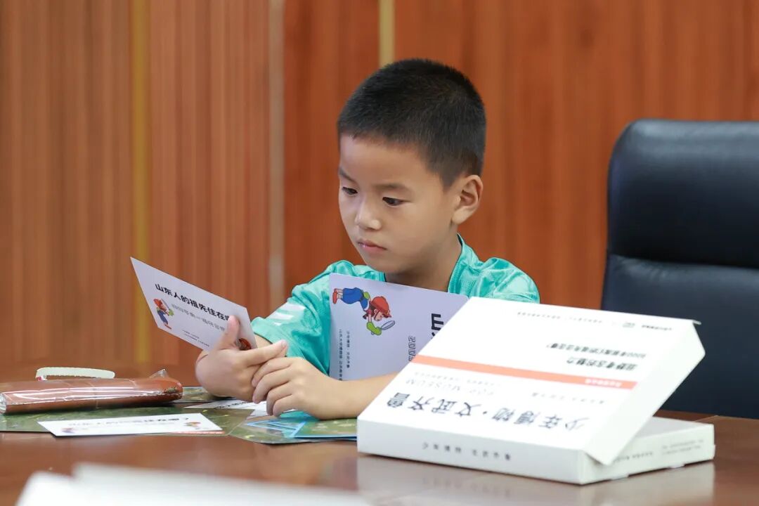 孩子们认真听讲,仔细阅读和分析一场田野调查的成果