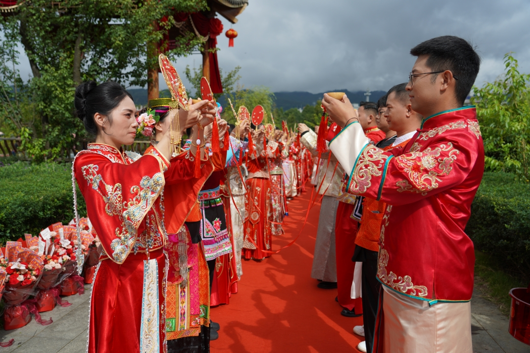 集体婚礼第三站湖心亭共饮同心茶