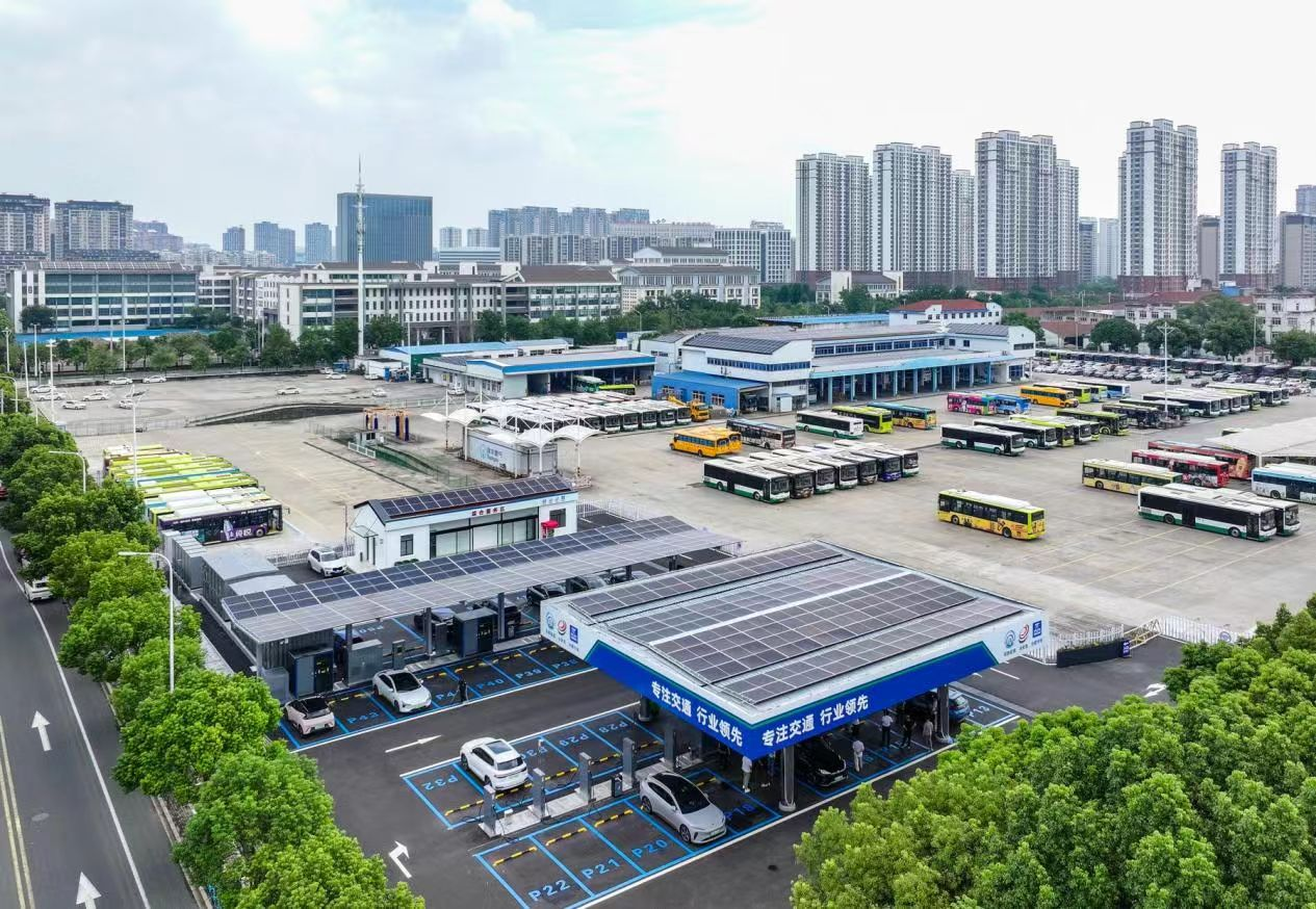 2025年8月1日,常州交通车网互动智慧微电网综合能源站在钟楼区投运——新能源公交车低谷时充电、用电高峰时反向放电,像“移动储能站”一样参与电网调峰,年减碳超550吨。(图片来源:“今日钟楼”公众号)