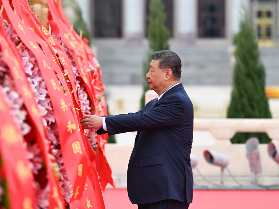 9月30日上午,党和国家领导人习近平、李强、赵乐际、王沪宁、蔡奇、丁薛祥、李希、韩正等来到北京天安门广场,出席烈士纪念日向人民英雄敬献花篮仪式。这是习近平整理花篮上的缎带。