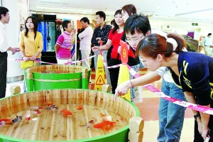 <em>小金鱼</em>离不开大木盆_党建_共产党员网