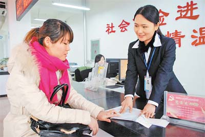 河南汤阴县人社局党员工作人员为群众办理社会