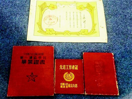 3．湖北初中毕业证查询：湖北省孝昌县第二中学高中毕业证印章在照片右下角。