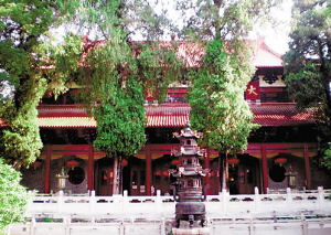 掩映在绿意中的靖安县宝峰寺