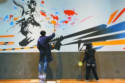 大学生白手创业实现自己墙画梦想