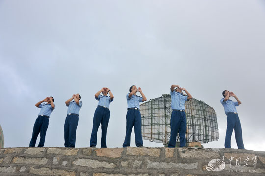 组图:记者亲历雾山雷达兵生活 狂雷台风天气战