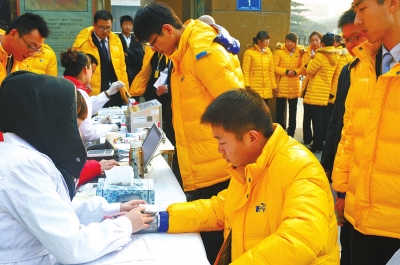 百名青年爱心献血