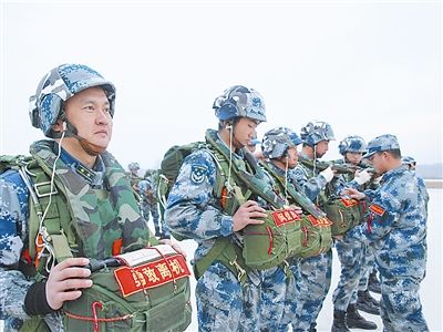 我军空降兵新兵夜间跳伞 团领导承担最危险"第一跳"