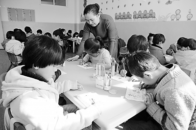 广河县第二幼儿园教师指导孩子们描绘自己心中