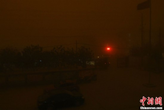 新疆甘肃遭强沙尘暴侵袭 场景似世界末日