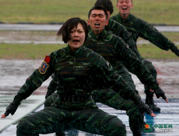 高清:武警四川总队女子特警队员一招制敌
