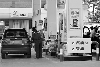 河北省三河市一家加油站的工作人员在为一辆汽