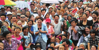 万人围看<em>二人转</em>_党建_共产党员网