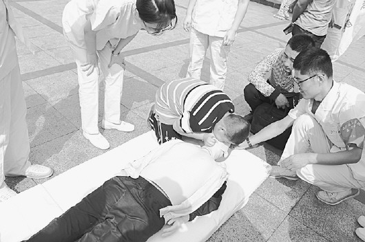 省红十字会开展世界急救日演练活动