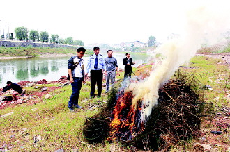 余庆公安渔政合力清理违规渔具