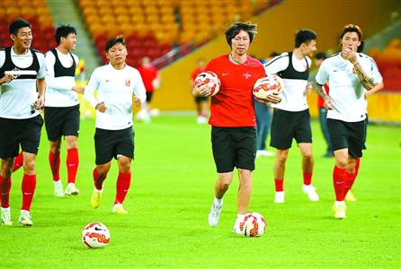 今天下午5时,国足亚洲杯首战沙特队 不当跪族