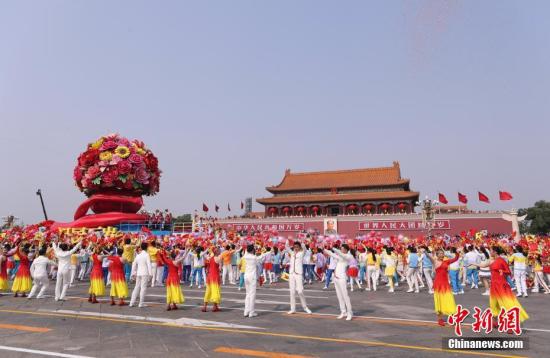 "小场景"展现"大布局"群众游行讲述新时代中国故事