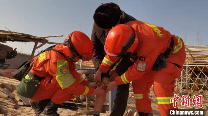 新疆伽师县震中余震不断受灾人员已转移安全地带